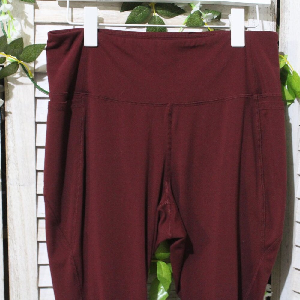 LIVI High-Rise Soft Capri Leggings with Pockets - Hem Detail - Burgundy (311) - Picture 5 of 10